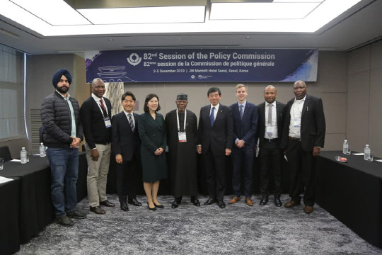 차미영 CI(왼쪽 네번째)를 비롯한 IBS 데이터 사이언스 그룹 연구팀이 나이지리아에서 '데이트'에 대한 시범 운영을 마치고 기념촬영을 하고 있다.  IBS 제공